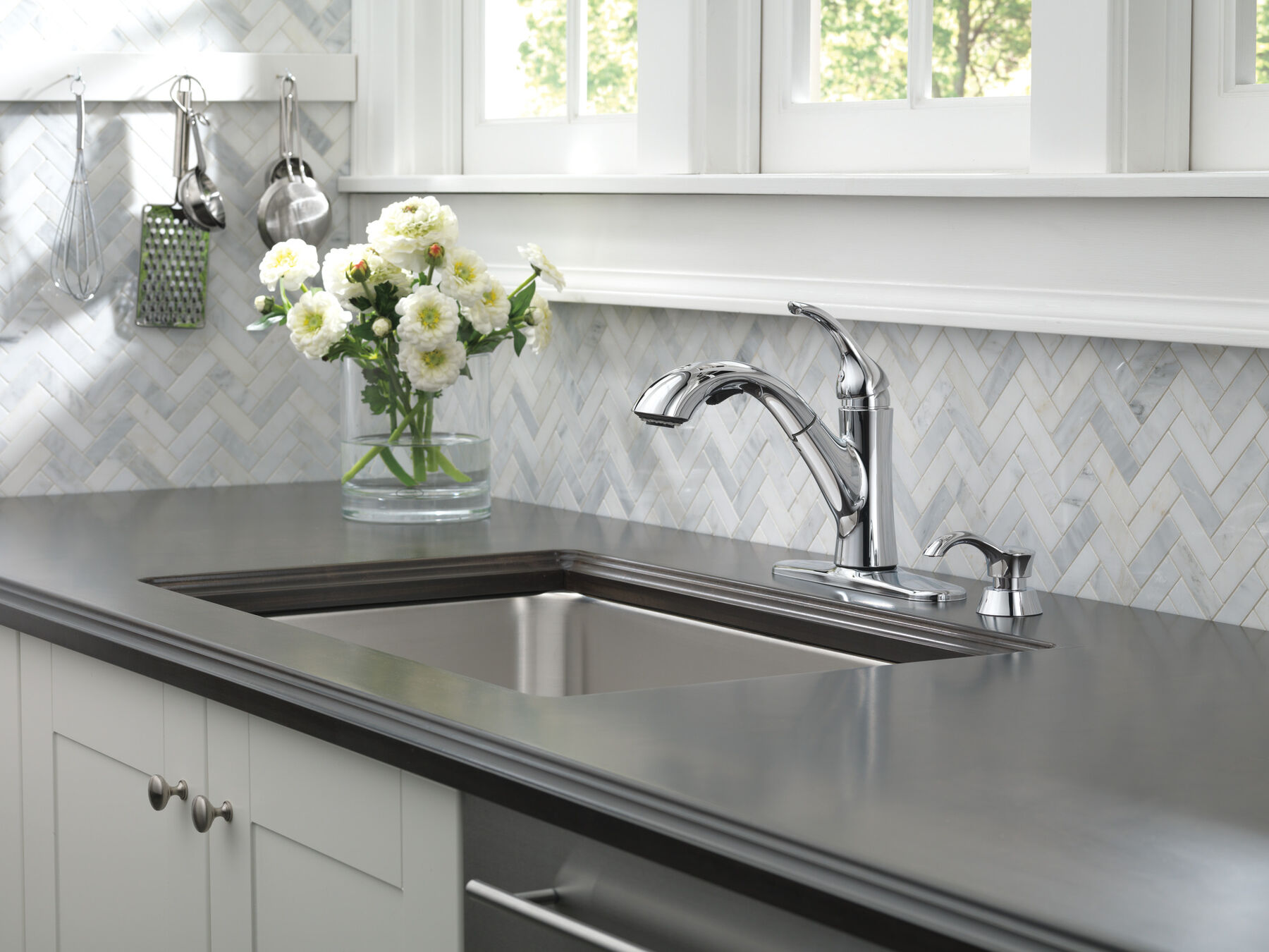 Single Handle Pull-Out Kitchen Faucet with Soap Dispenser
