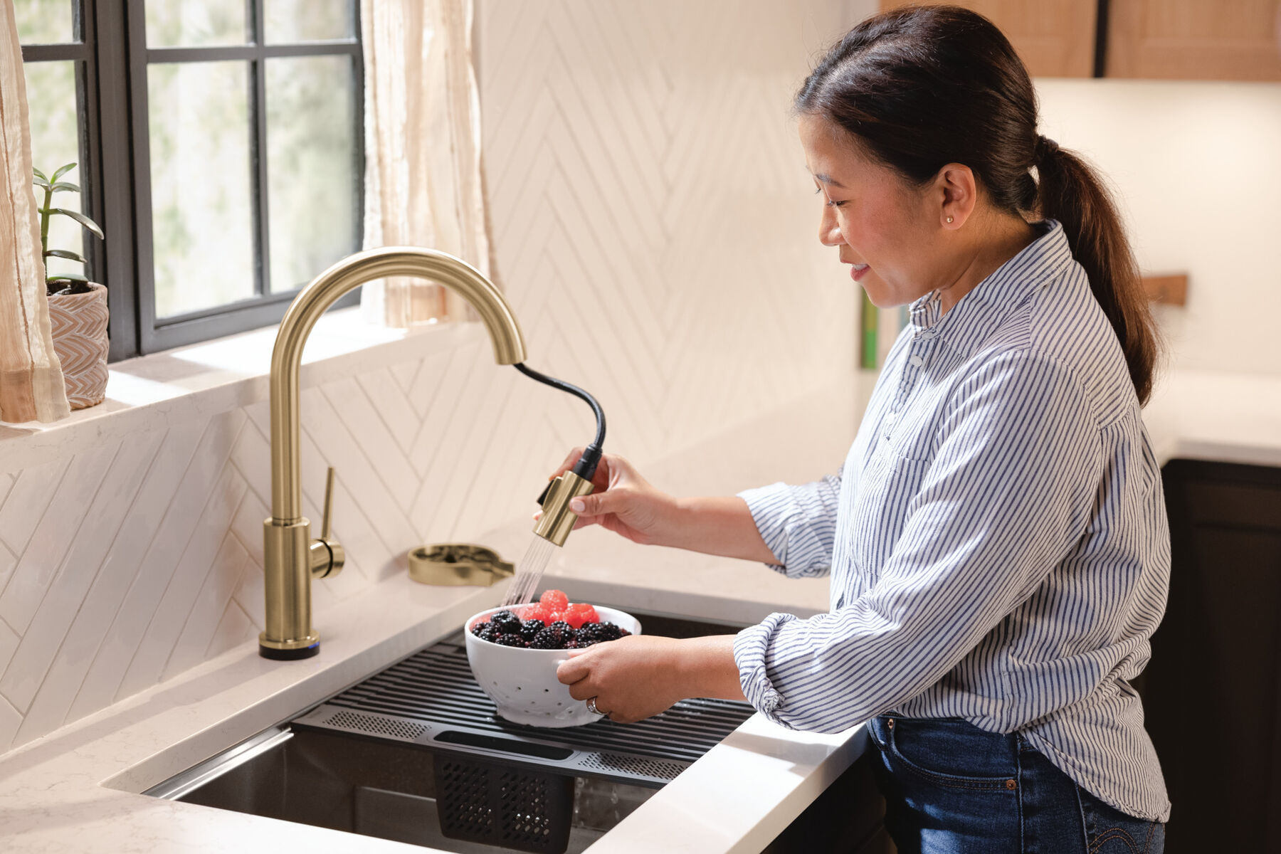 Touchless Pull-Down Kitchen Faucet w/Voic (Recertified)