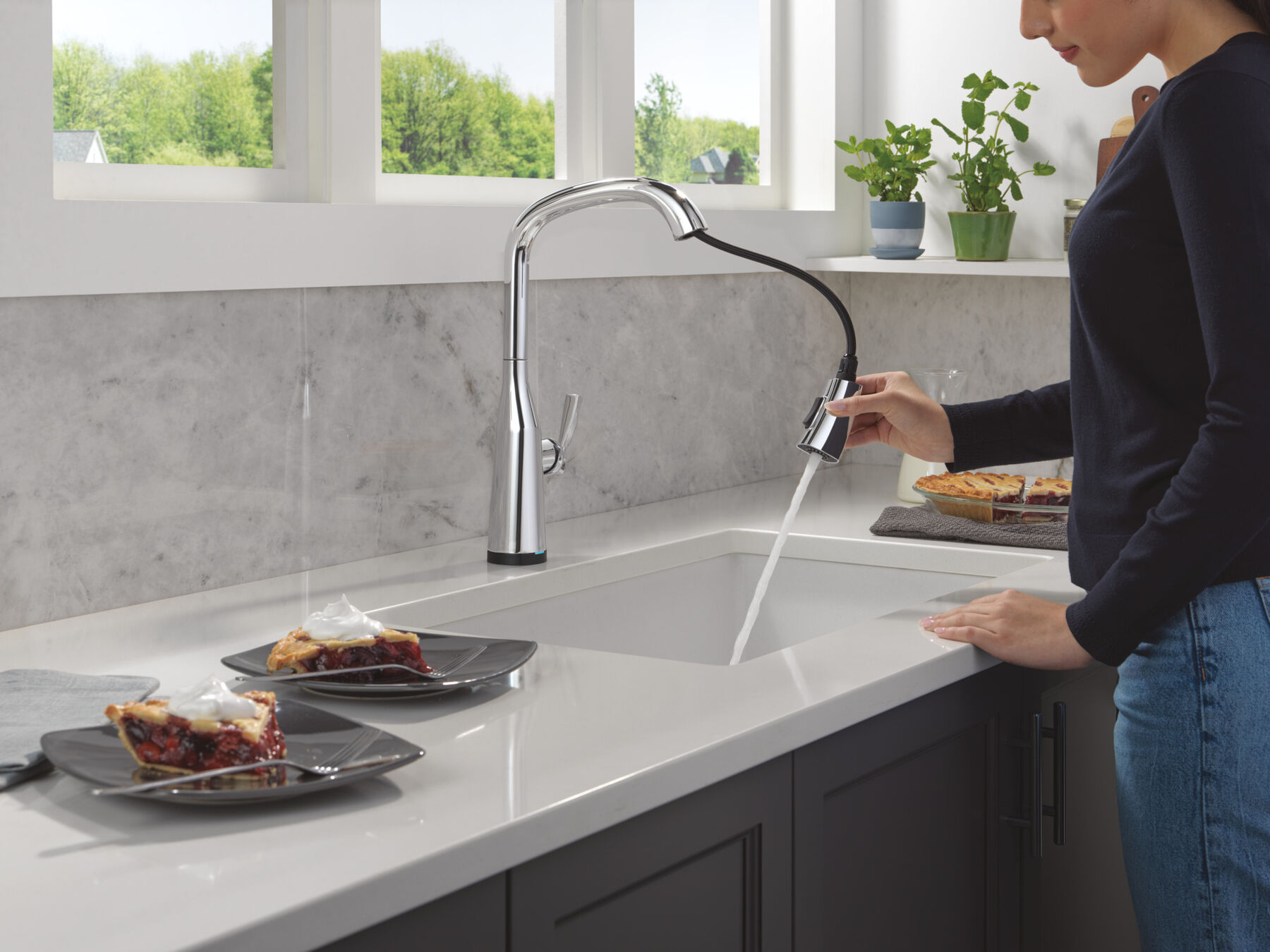 Touch<sub>2</sub>O&reg; Technology Kitchen Faucet with Touchless Technology