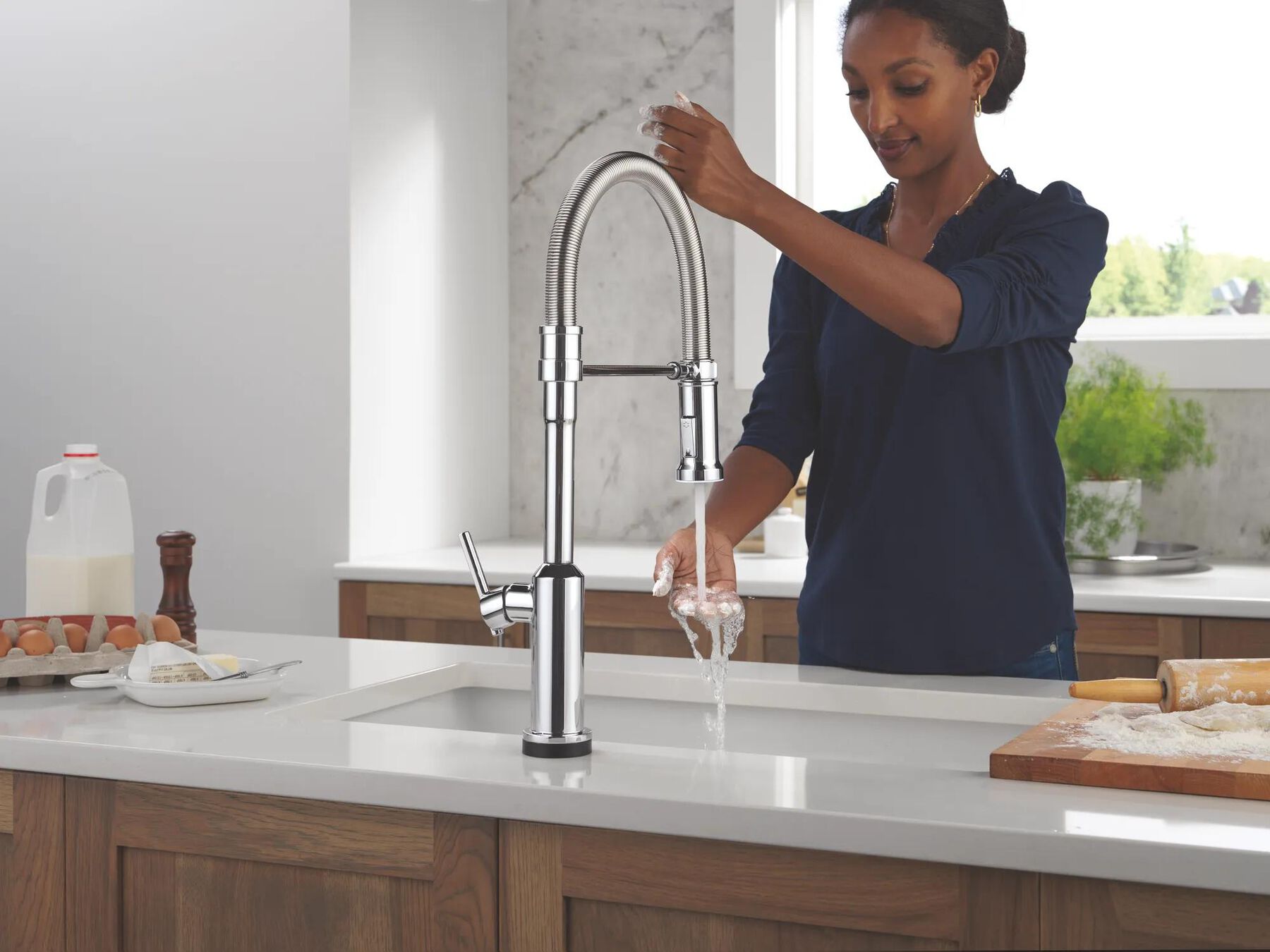 Touch2O&reg; Technology Kitchen Faucet with Touchless Technology
