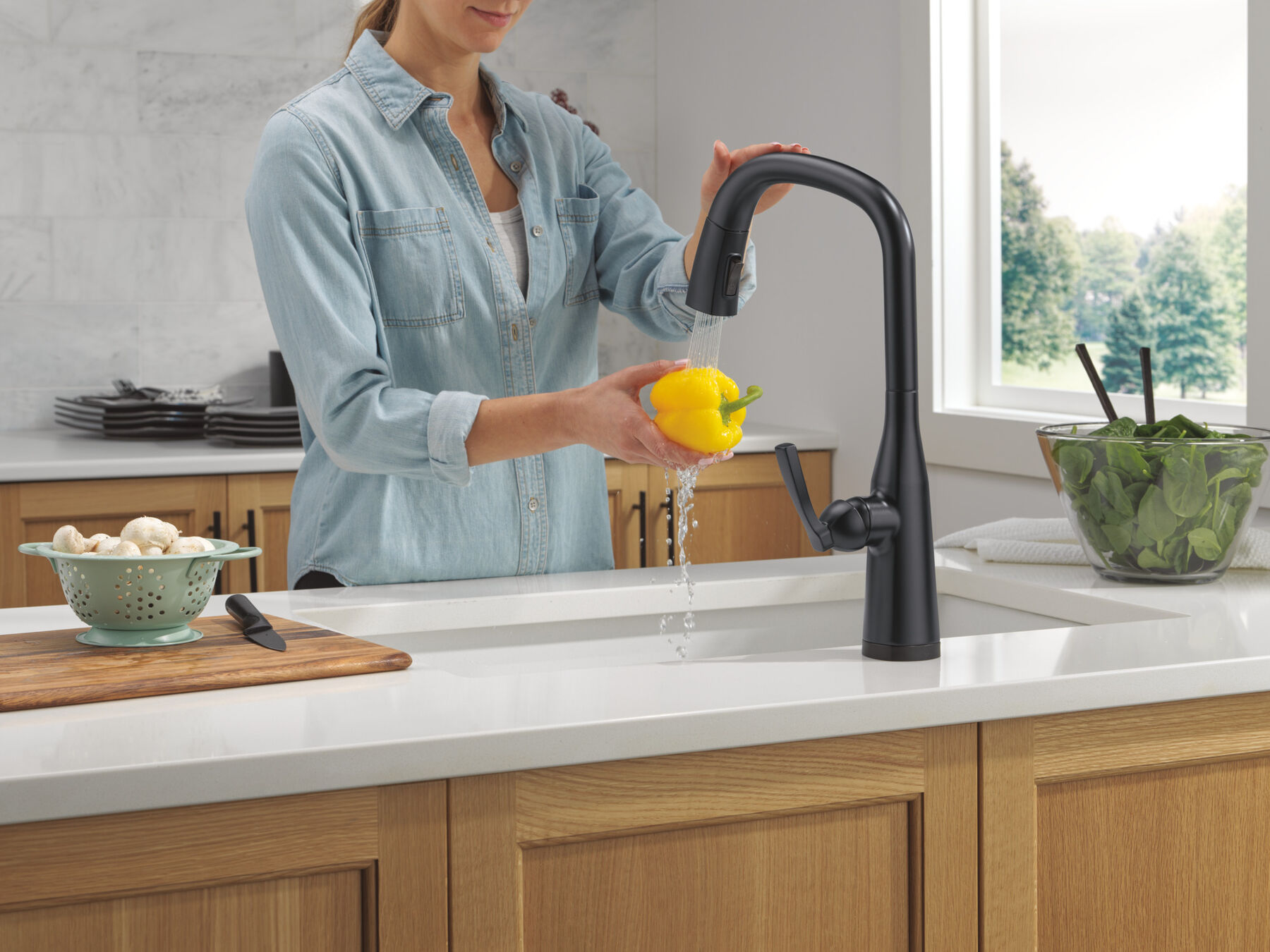 Touch<sub>2</sub>O&reg; Technology Kitchen Faucet with Touchless Technology