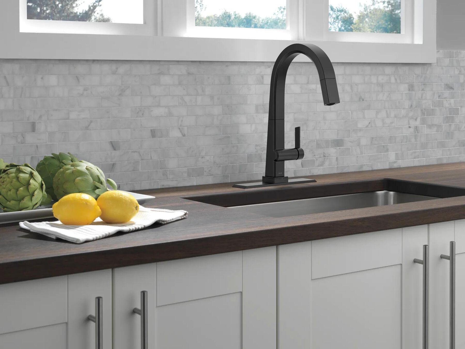 Single Handle Pull-Down Kitchen Faucet With Touch<sub>2</sub>O&reg; Technology Technology