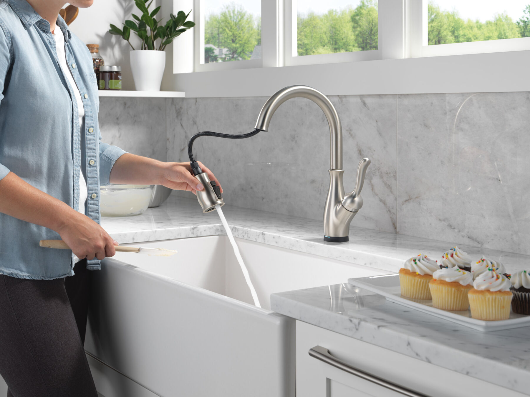 Touch<sub>2</sub>O&reg; Technology Kitchen Faucet with Touchless Technology