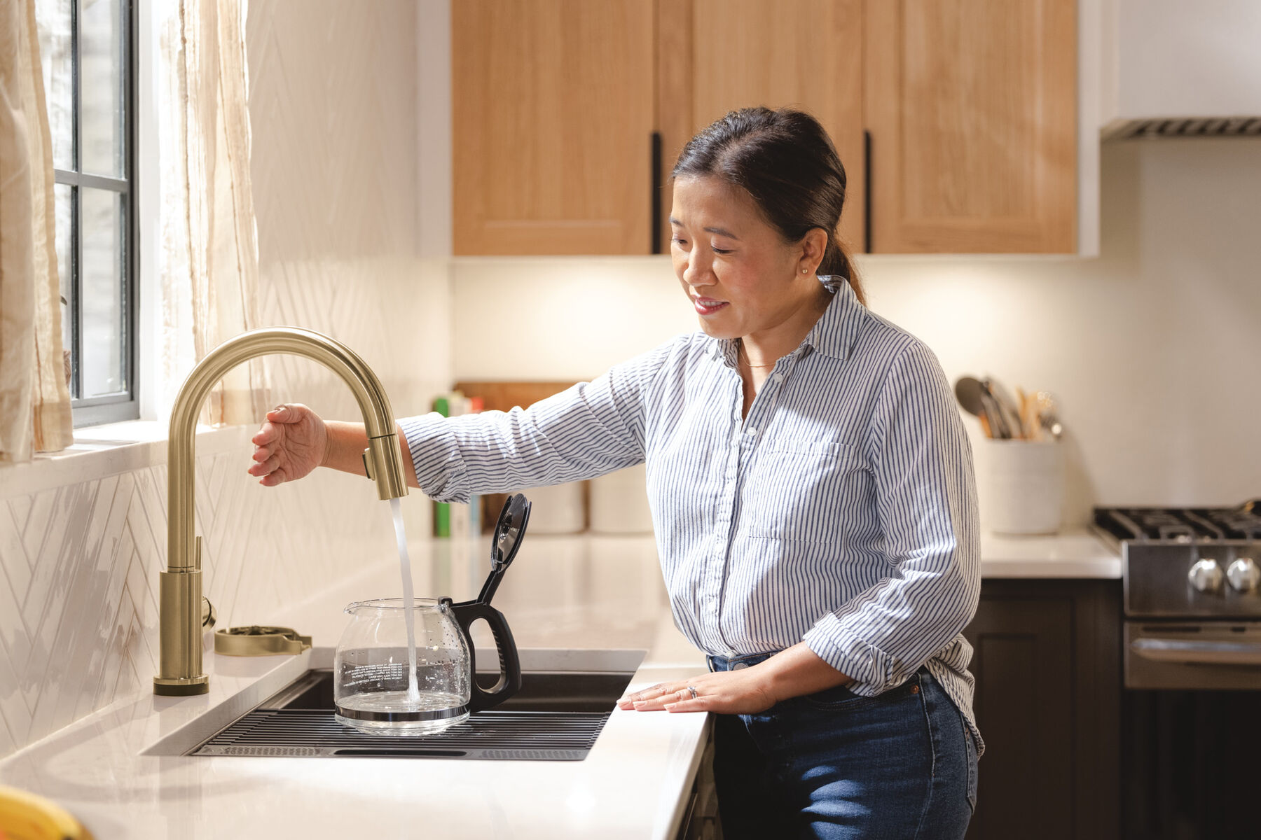 Touchless Pull-Down Kitchen Faucet w/Voic (Recertified)