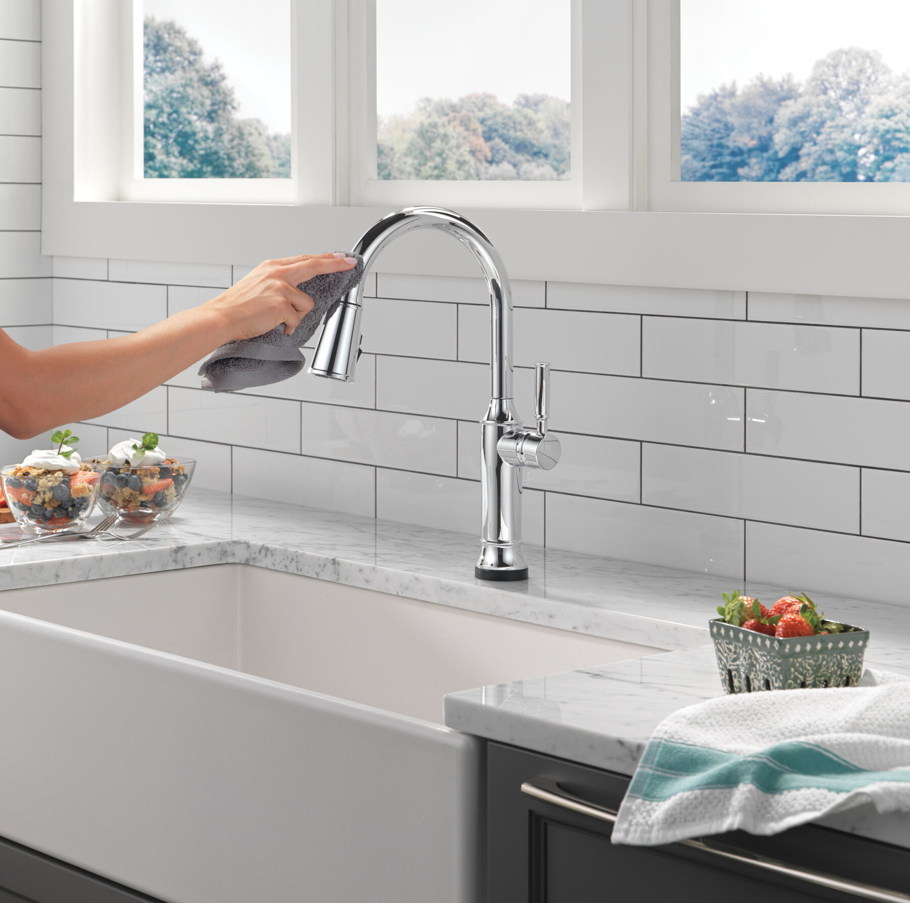 Touch<sub>2</sub>O&reg; Technology Kitchen Faucet with Touchless Technology
