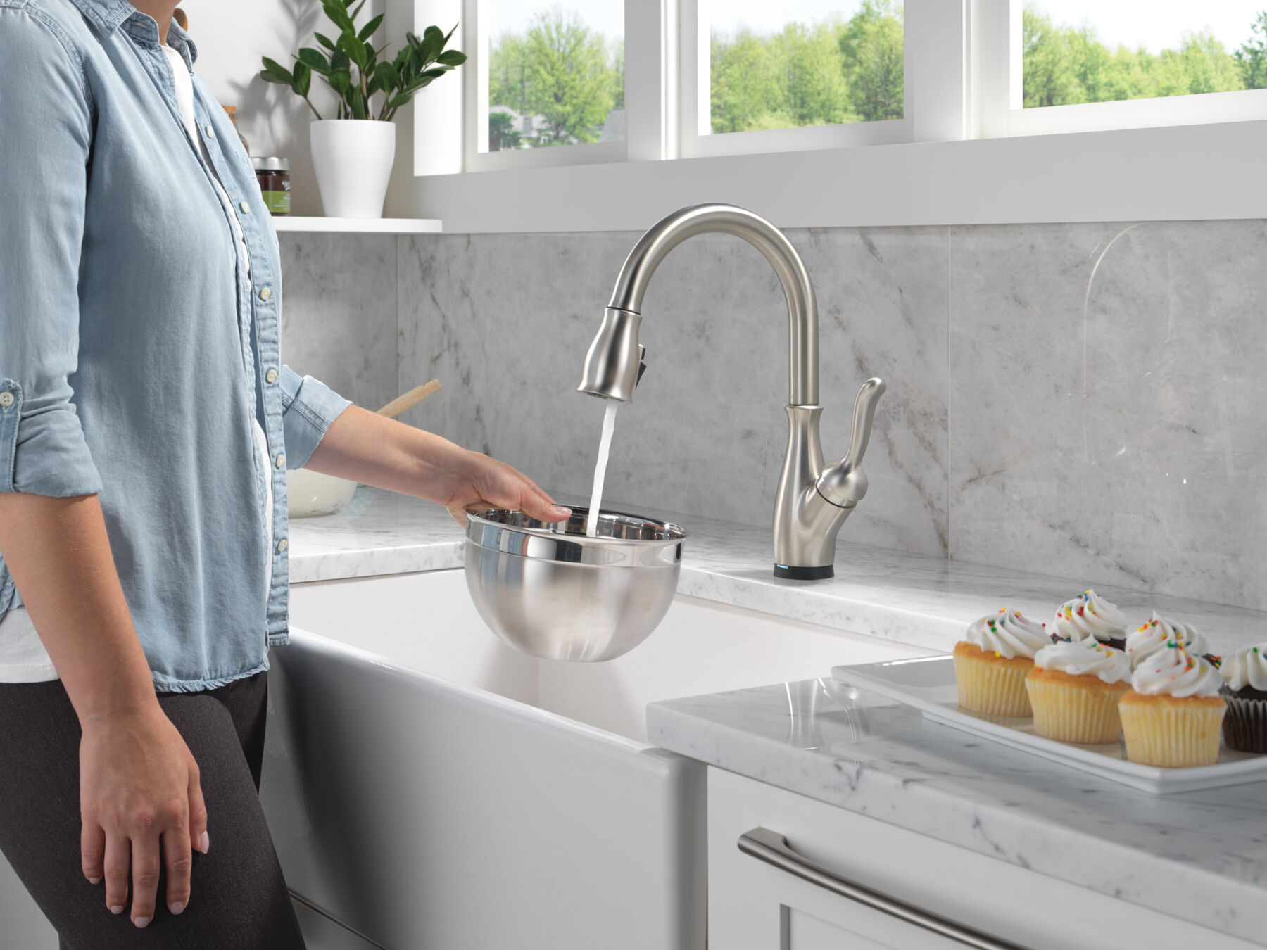 Touch<sub>2</sub>O&reg; Technology Kitchen Faucet with Touchless Technology