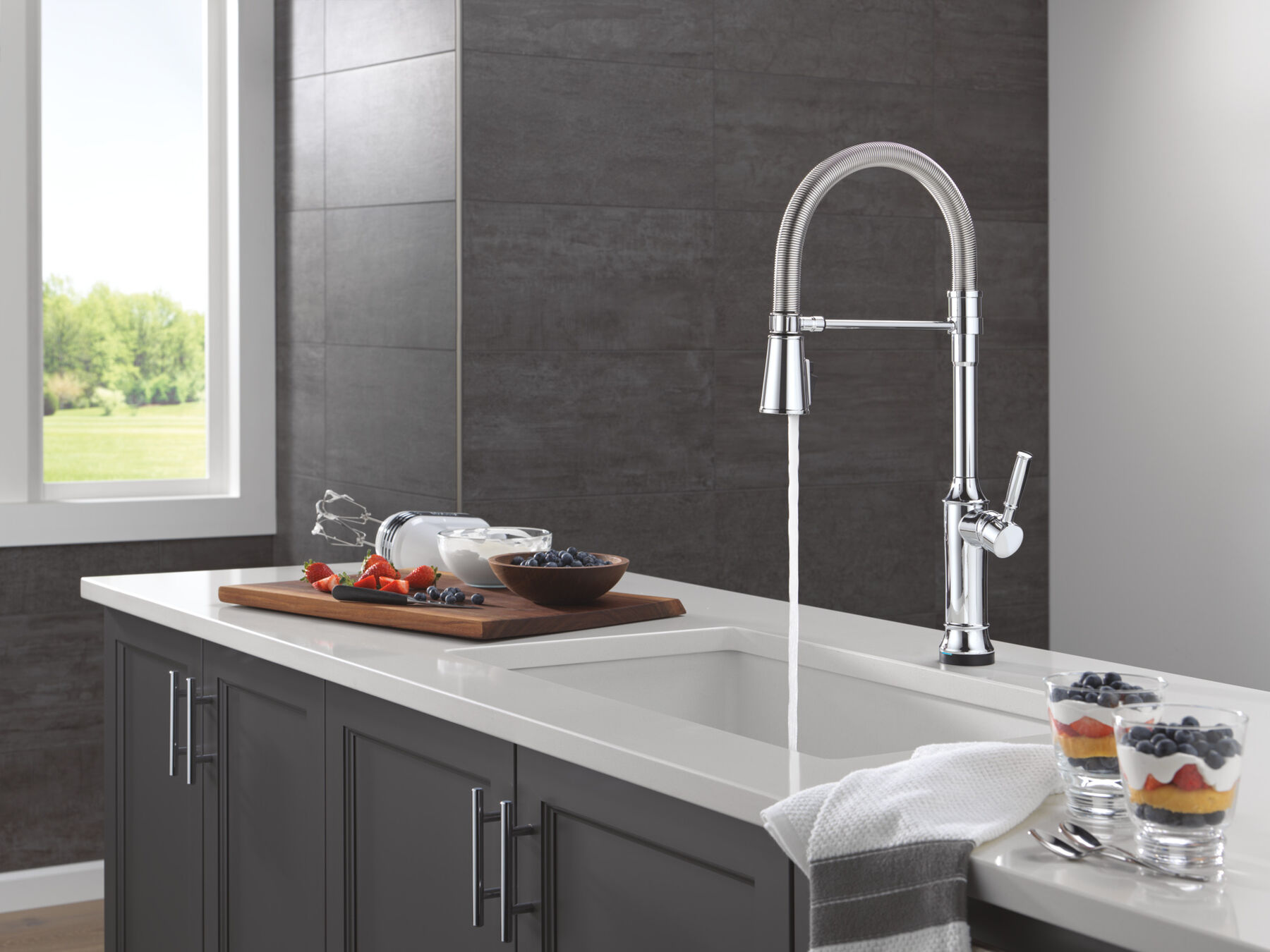Touch2O&reg; Technology Kitchen Faucet with Touchless Technology
